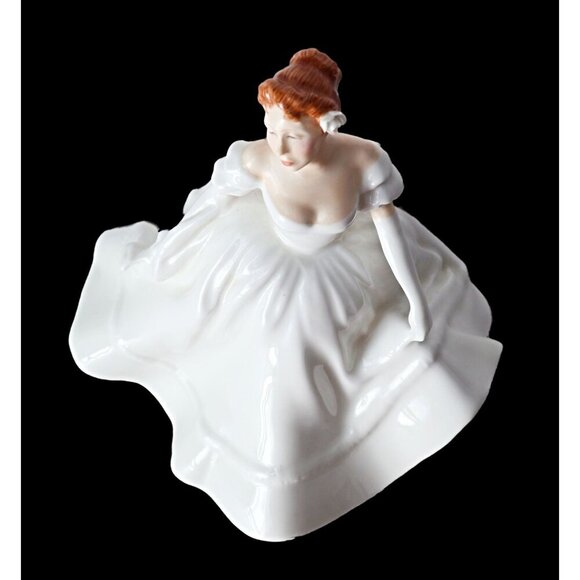 Vintage Royal Doulton Figurine Nancy HN4996 Porcelain Cottage Core - Picture 4 of 9